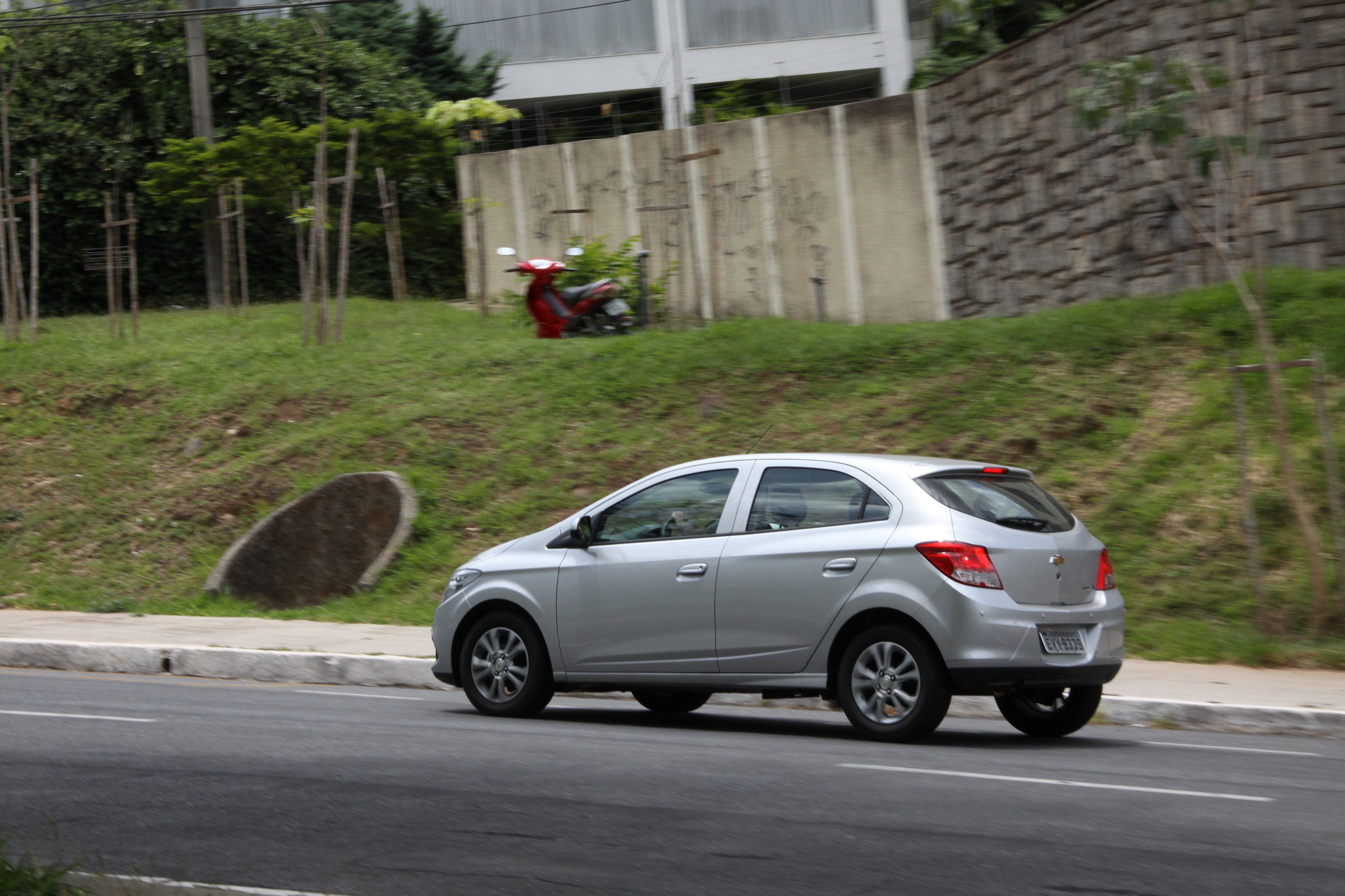 Chevrolet Onix LT 2013 prata traseira